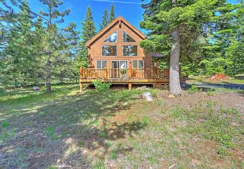 Others Bright Klamath Falls Cabin w/ Deck & Mtn Views!