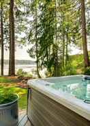 Imej utama Dreamy Wooded Cabin With Private Beach & Kayaks!