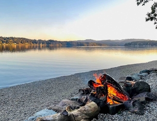 อื่นๆ 2 Dreamy Wooded Cabin With Private Beach & Kayaks!