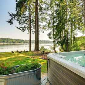 Primary image1Dreamy Wooded Cabin With Private Beach & Kayaks!,The Evergreen State College飯店