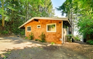 อื่นๆ 5 Dreamy Wooded Cabin With Private Beach & Kayaks!