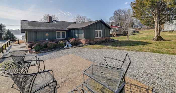 Lain-lain Charming Ohio River Home With Water Views & Porch!