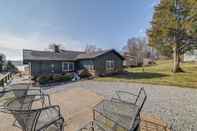 Lain-lain Charming Ohio River Home With Water Views & Porch!