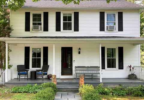 Lain-lain Cozy Litchfield House w/ Fenced-in Yard & Fire Pit