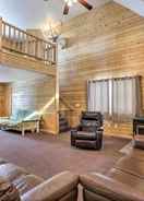 บริเวณนั่งเล่น Pet-friendly Cabin in Fruitland w/ ATV Trails