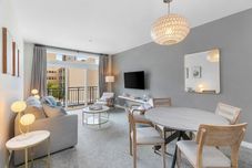 其他 Belltown Perch explore like a local