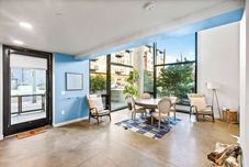 Khác Airy and Open Corner Loft - 92 Walkscore