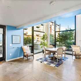 Primary image1Airy and Open Corner Loft - 92 Walkscore,金郡公寓