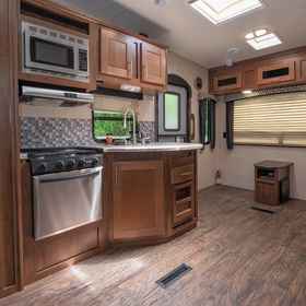 Living area1Far West RV公園及小木屋,克拉拉姆县飯店