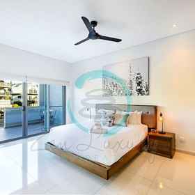 Room 1 ZEN ARCTIC LUXURY 2-STORY House & Pool, Cossies Poolside Bar and Bistro Hotels