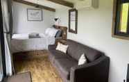 Khác 6 Impeccable Shepherds hut Sleeping up to 4 Guests