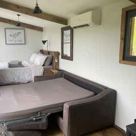 Room 1 Red Oaks Shepherds hut, West Somerset District Hotels