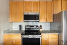 其他 Bellevue Designer 1BD Plus Den 1BA Apartment