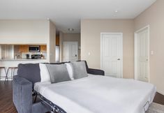 Others 2 Bellevue Designer 1BD Plus Den 1BA Apartment