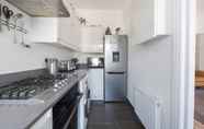 Others 4 Bright two Bedroom Flat in Fashionable Fulham by Underthedoormat