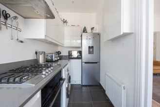 Others 4 Bright two Bedroom Flat in Fashionable Fulham by Underthedoormat