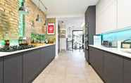 Others 4 Stunning one Bedroom Flat With Large Terrace in Chiswick by Underthedoormat