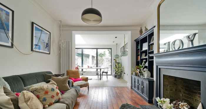 Others Stunning one Bedroom Flat With Large Terrace in Chiswick by Underthedoormat