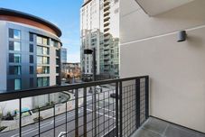 อื่นๆ Bellevue Spacious 2BD 2BA Apartment