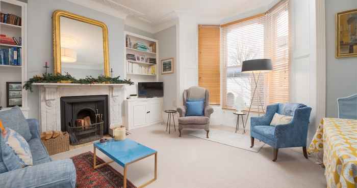 Others Charming Flat in Leafy West London by Underthedoormat