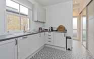 Others 4 Stylish one Bedroom Flat Near Kew Gardens by Underthedoormat