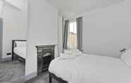 Others 6 Stylish one Bedroom Flat Near Kew Gardens by Underthedoormat