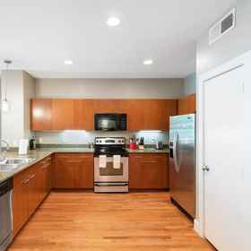 Room 1 Plano Urban 2BD 2BA Apartment, Royal Empire Trucking, LLC Hotels