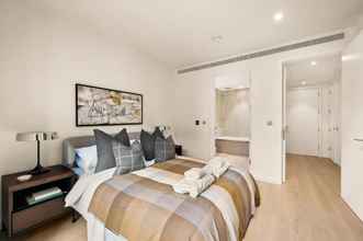 Lainnya 4 Stylish two Bedroom Apartment With River Views in Docklands