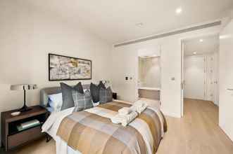 อื่นๆ 4 Stylish two Bedroom Apartment With River Views in Docklands