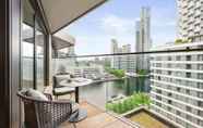 Lainnya 3 Stylish two Bedroom Apartment With River Views in Docklands