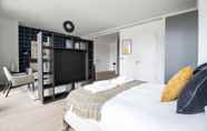 Khác 4 Stylish Studio Apartment With River Views in London s Bustling Docklands