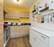 Others 6 Bright Greenwich Flat Near Canary Wharf by Underthedoormat