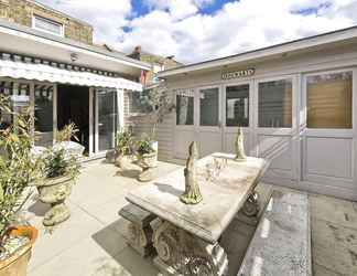 Others 2 Superb Garden Flat in North West London by Underthedoormat