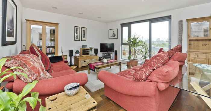 Others Superb Apartment With Terrace Near the River in Putney by Underthedoormat