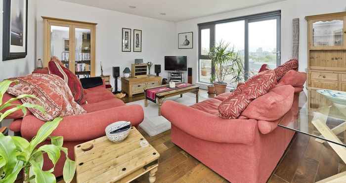 Khác Superb Apartment With Terrace Near the River in Putney by Underthedoormat