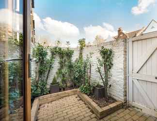 Others 2 Sensational Chiswick House With Courtyard Garden by Underthedoormat