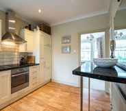 Lain-lain 3 Traditional Fulham Home Close to the River Thames