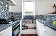 Others 4 Bright and Stylish Apartment in Trendy Islington by Underthedoormat
