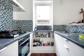 Others 4 Bright and Stylish Apartment in Trendy Islington by Underthedoormat