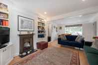 Khác Cottage With a Garden in Golders Green by Underthedoormat