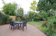 Others 2 Cottage With a Garden in Golders Green by Underthedoormat