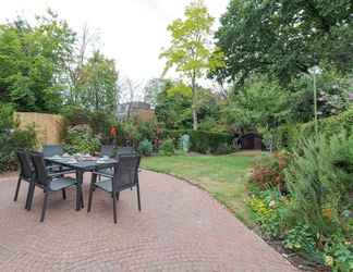 Others 2 Cottage With a Garden in Golders Green by Underthedoormat