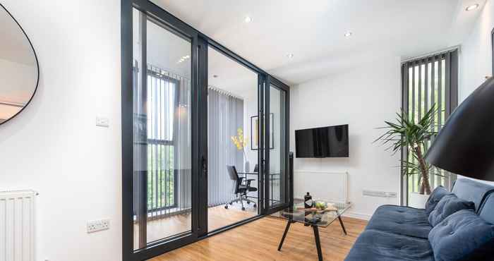 Others Modern Kingston Home Close to Hampton Court Palace by Underthedoormat