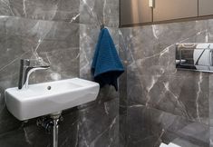 其他 3 Bright and Sunny 4 Rooms Apartment