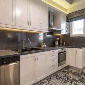 Room 1 Comfortable and Spacious 2 bdr Apt, Khách sạn Cảng Piraeus