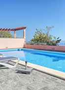 Bilik Spacious Villa With Private Pool and Garden