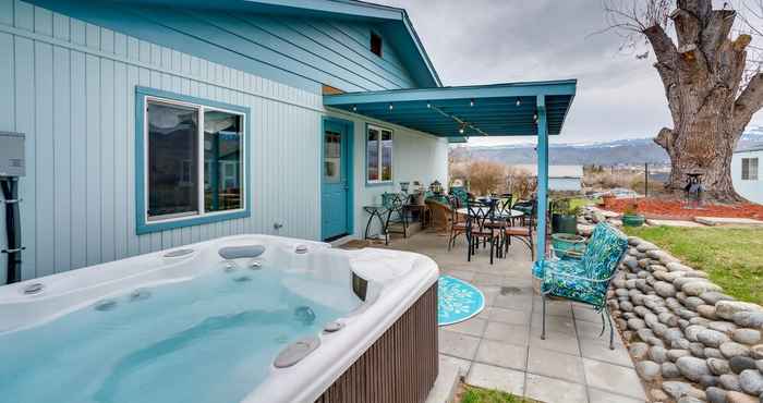 Others East Wenatchee Home w/ Yard & Hot Tub!