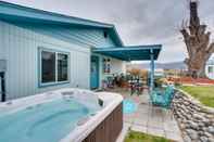 Others East Wenatchee Home w/ Yard & Hot Tub!