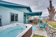 Others East Wenatchee Home w/ Yard & Hot Tub!