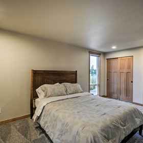 Room 1 Luxurious Tacoma Retreat w/ Quartz Countertops!, Rhododendron Species Botanical Garden Hotels